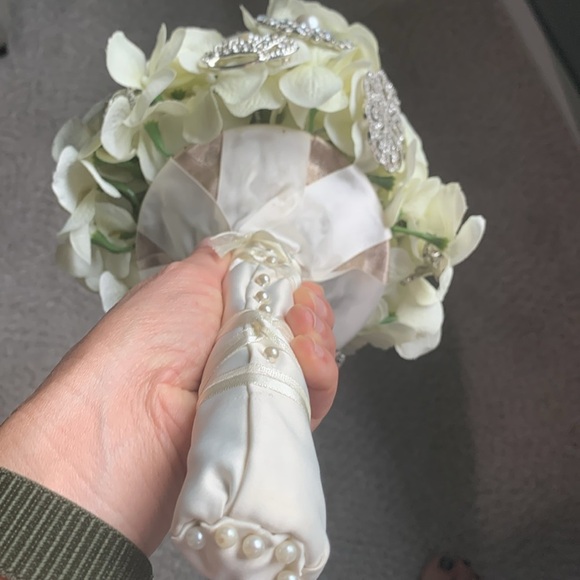 Handmade brooch, wedding bouquet, ivory, and rhinestones - Picture 3 of 10